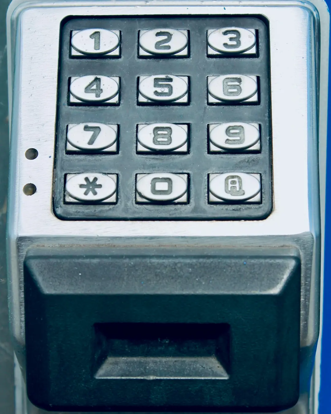 Teclado de alarme instalado na parede