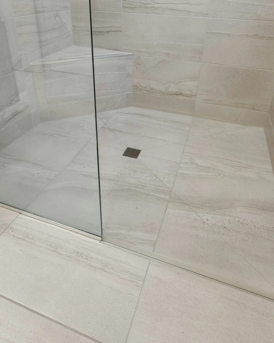Piso cerâmico branco assentado