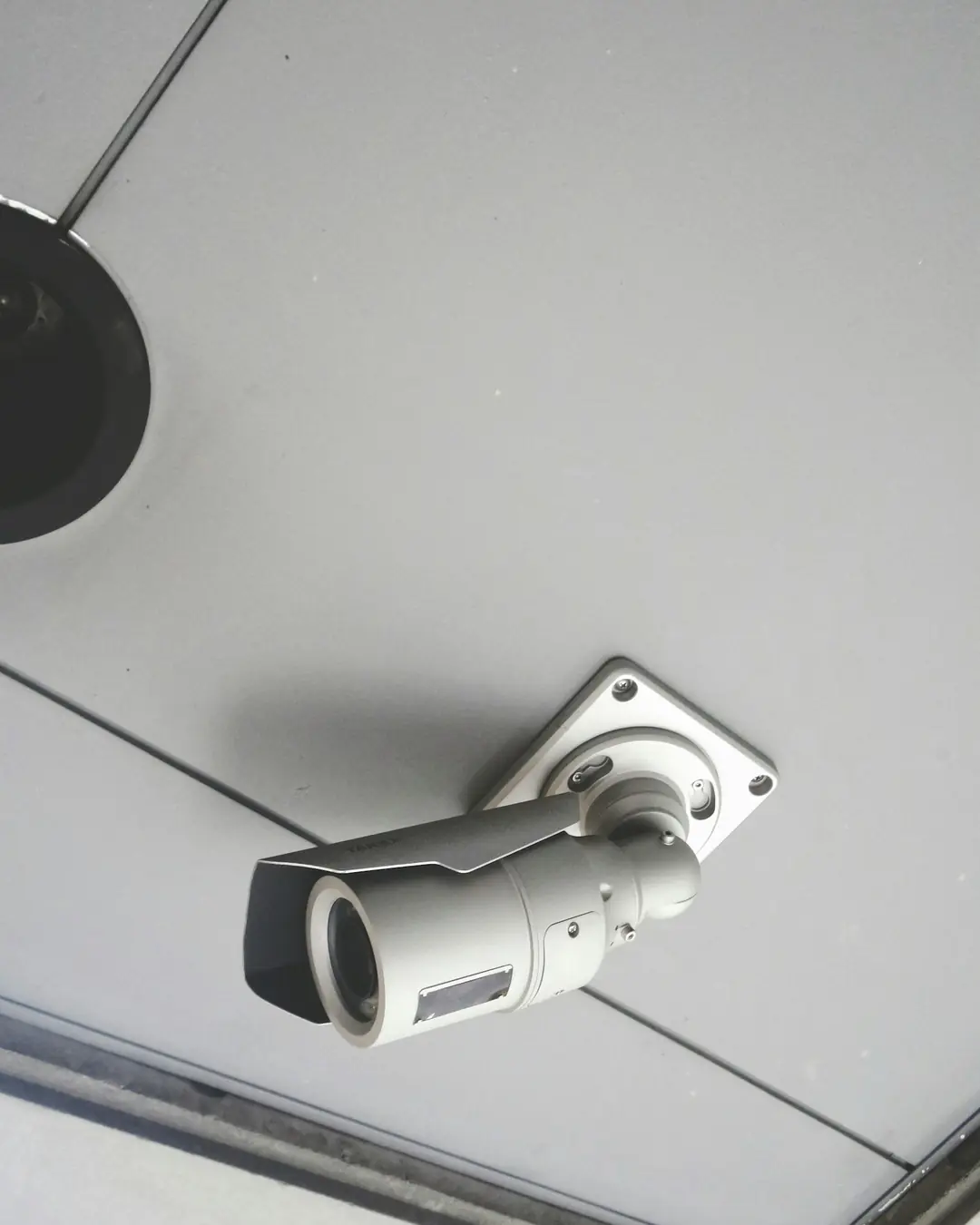 Câmera de segurança instalada no teto