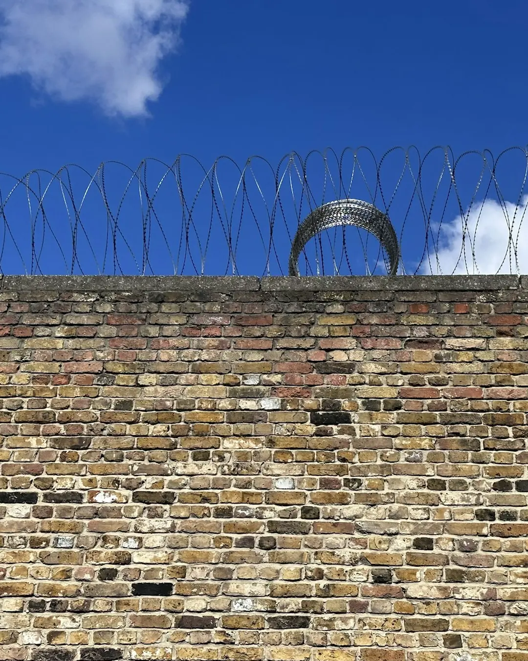 Concertina instalada sobre muro de tijolos