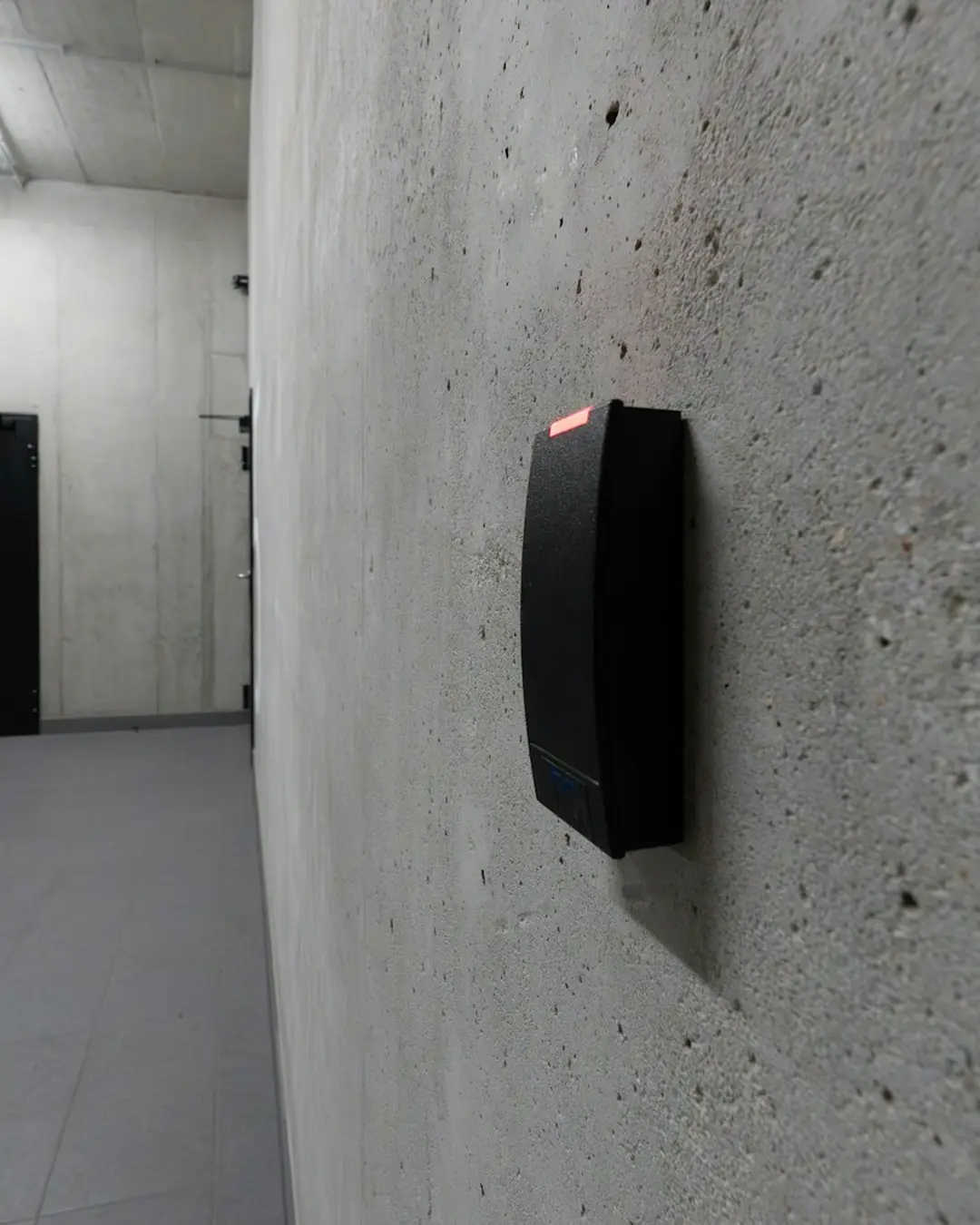 Leitor de controle de acesso ao lado de porta