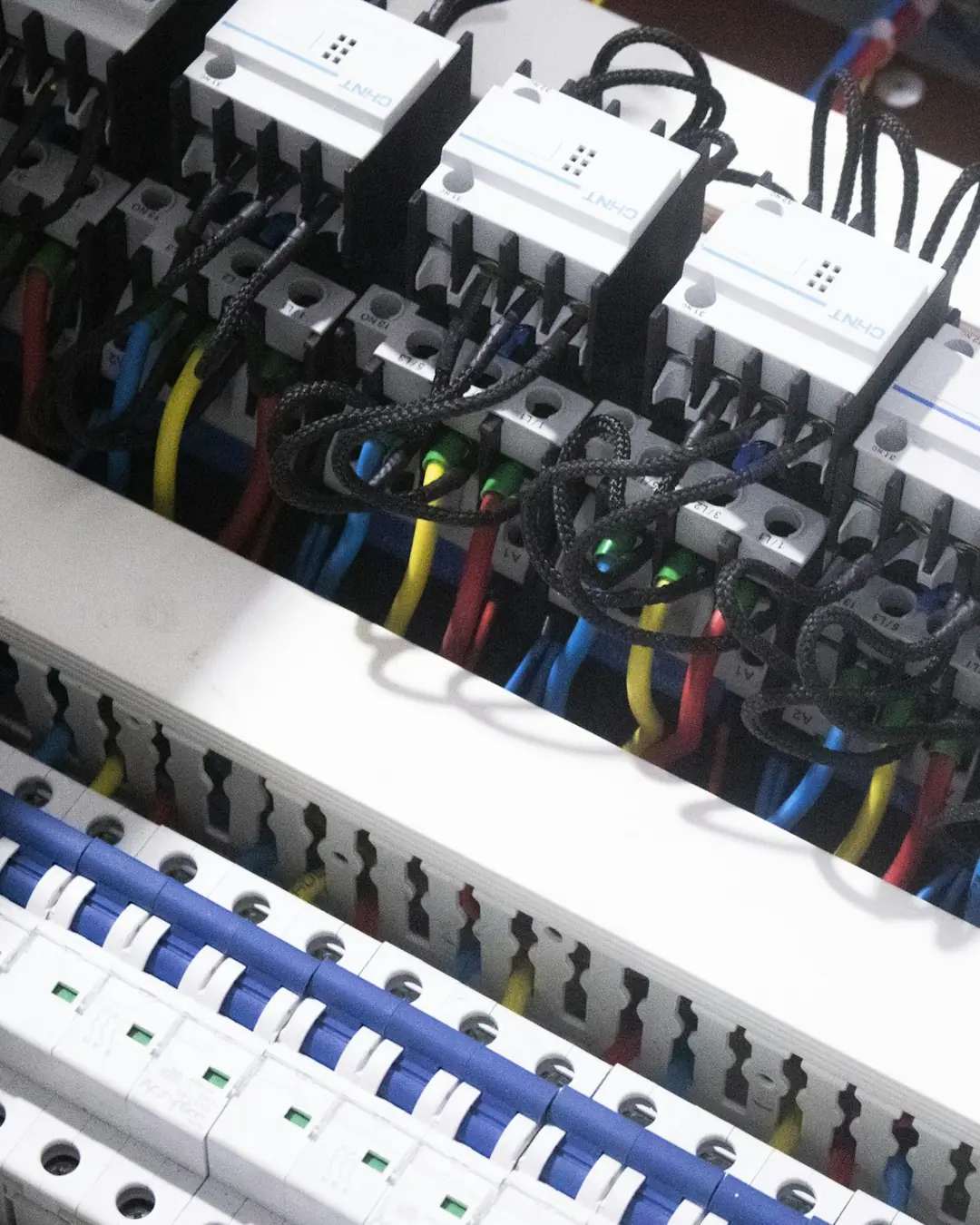 Quadro elétrico com disjuntores e fiação organizada