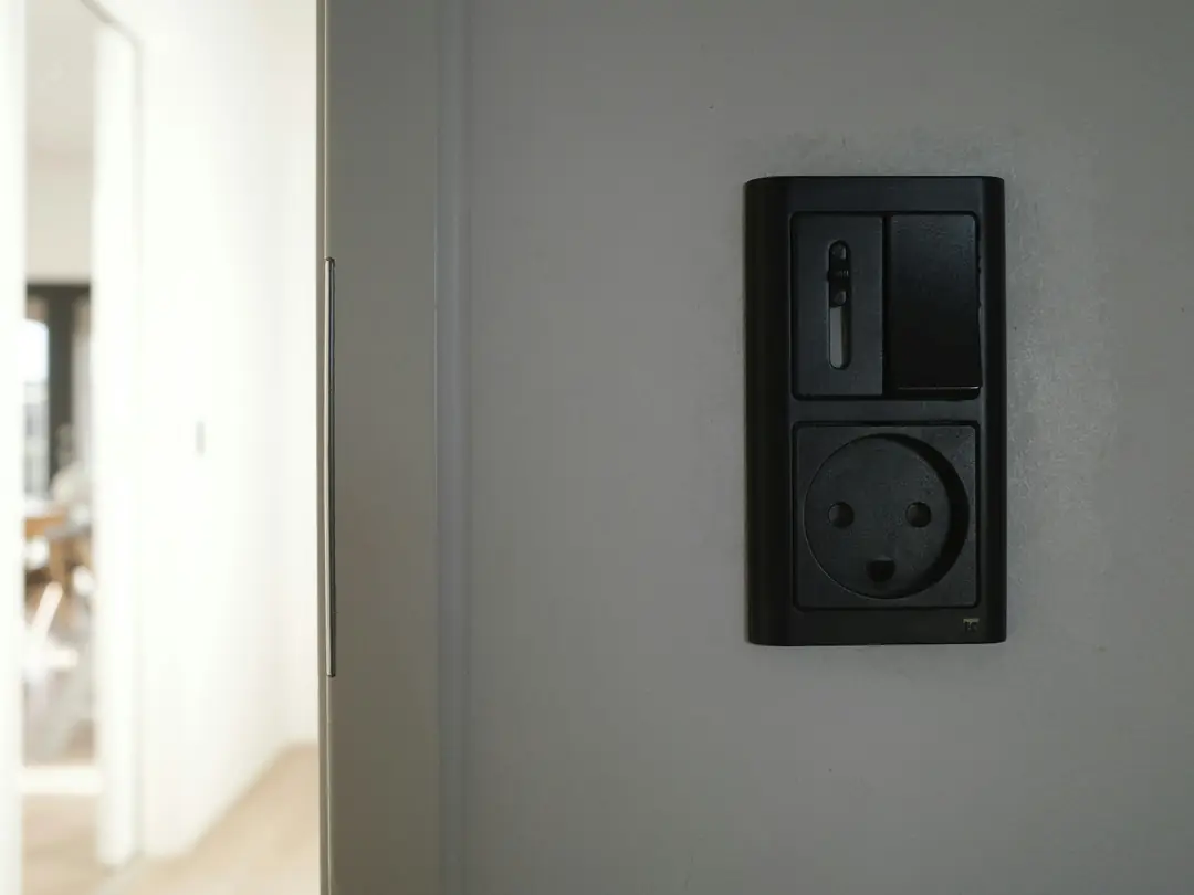 Tomada e interruptor instalados na parede