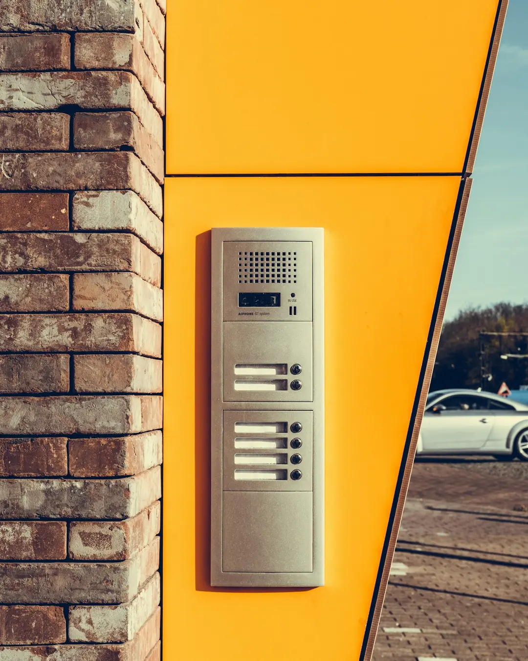 Interfone instalado em parede externa
