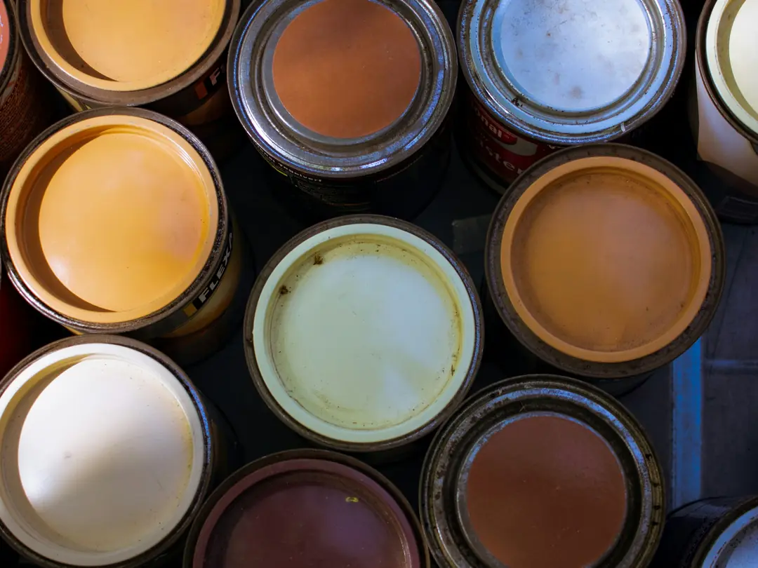 Latas de tinta abertas em várias cores